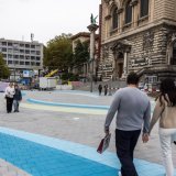 Une fresque géante et colorée habille désormais la place de la Riponne à Lausanne. KEYSTONE/VALERIE BAERISWYL